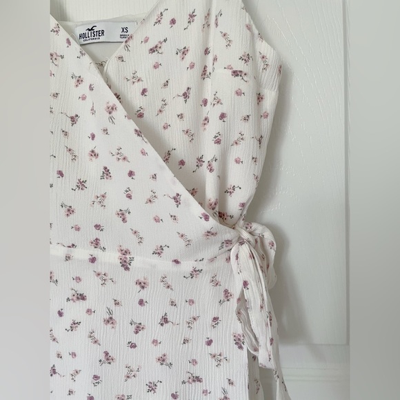 Hollister Wrap Floral Dress - Picture 4 of 5